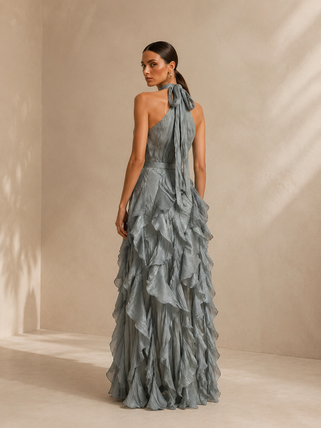 Damen Maxi-Abendkleid in Greige aus glänzendem Satin, hochgeschlossen, ärmellos, A-Linie, mit gestuftem Rüschendetail