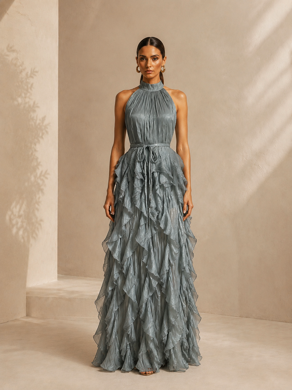 Damen Maxi-Abendkleid in Greige aus glänzendem Satin, hochgeschlossen, ärmellos, A-Linie, mit gestuftem Rüschendetail