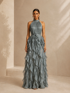 Damen Maxi-Abendkleid in Greige aus glänzendem Satin, hochgeschlossen, ärmellos, A-Linie, mit gestuftem Rüschendetail