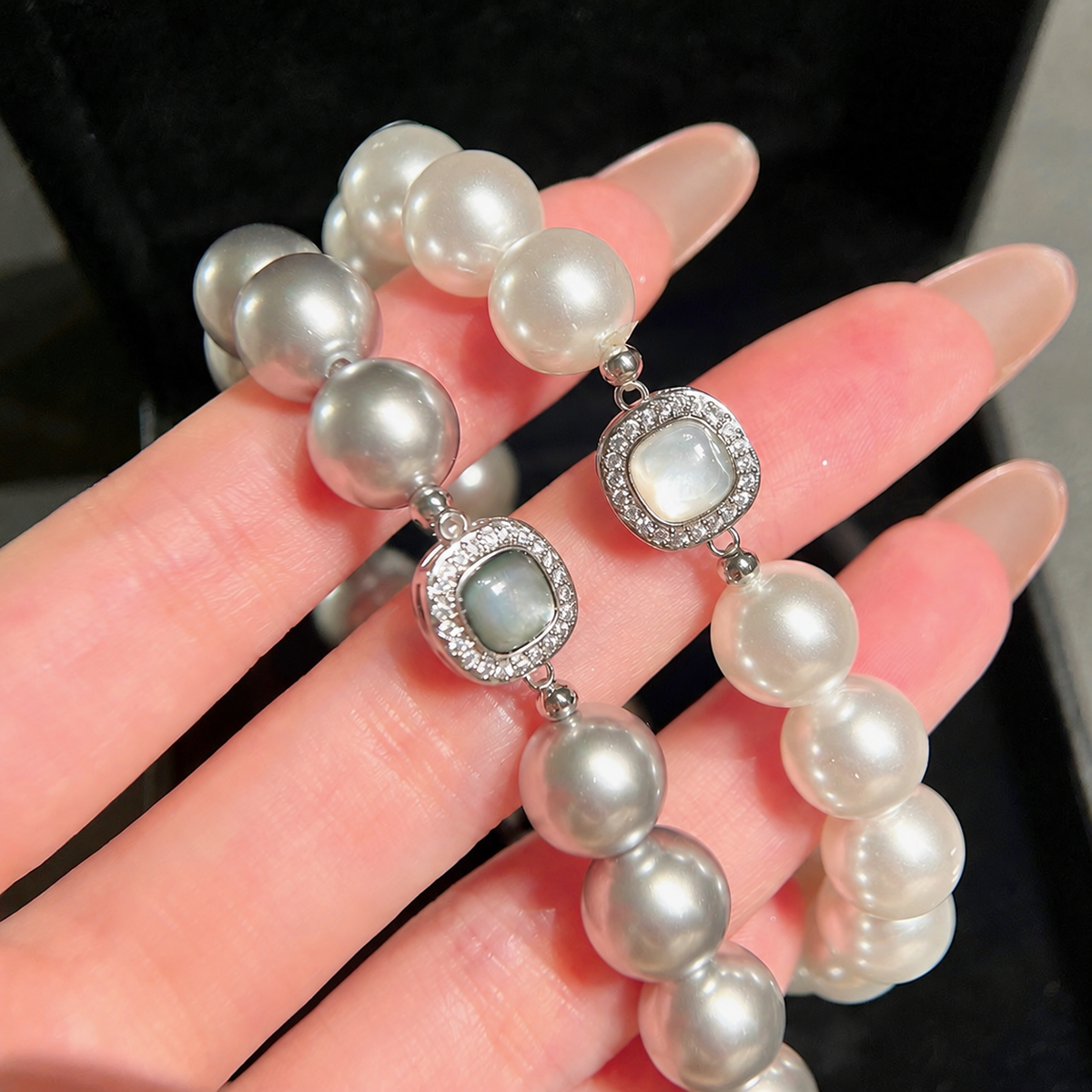 Women’s Elegant Shell Pearl Bracelet with Mother-of-Pearl Clasp