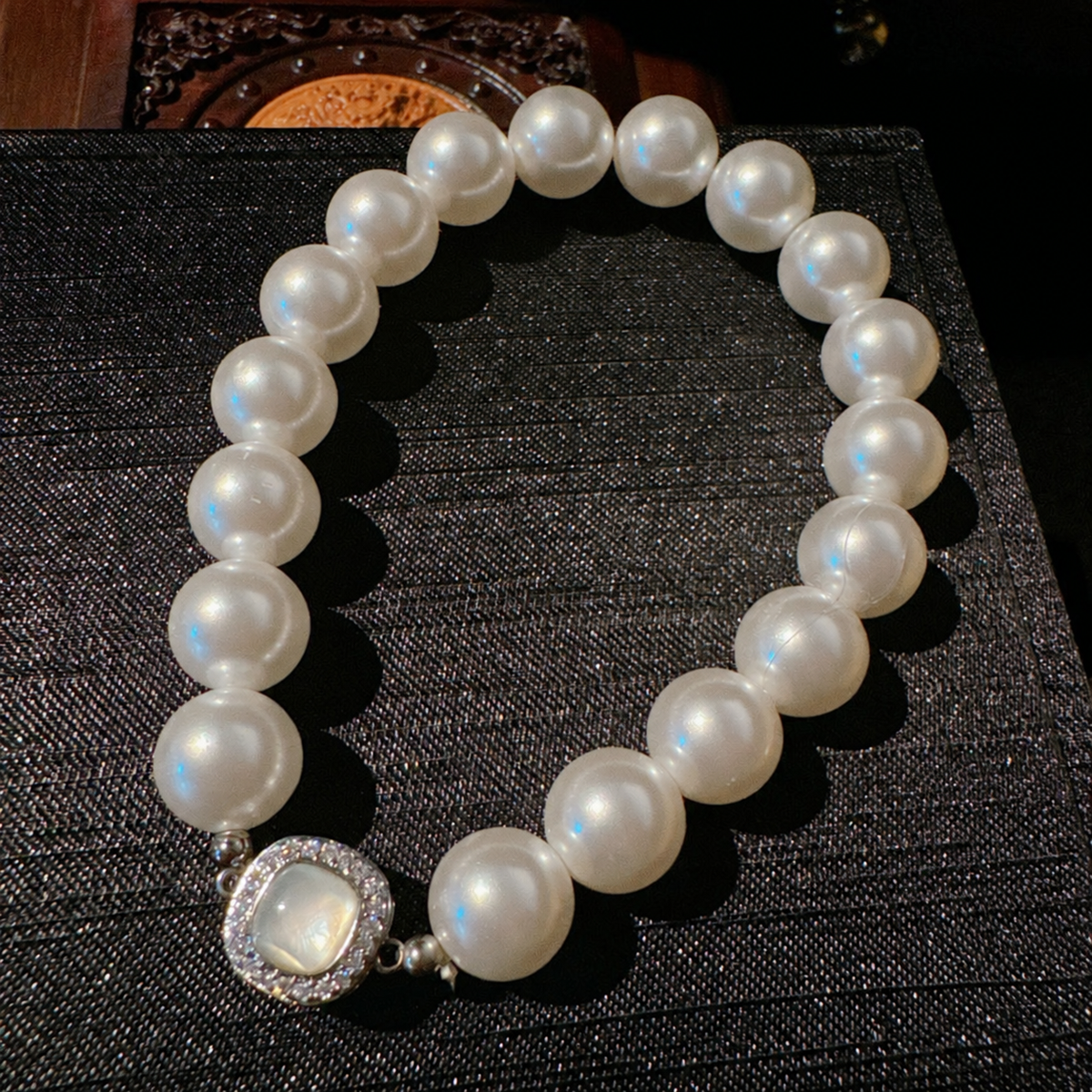 Women’s Elegant Shell Pearl Bracelet with Mother-of-Pearl Clasp