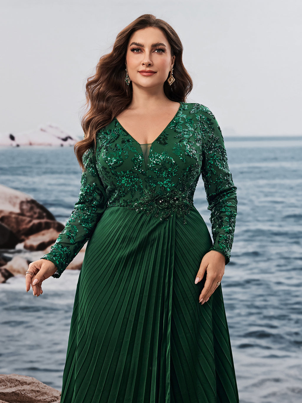 Women’s Emerald Green Elegant Sequin V-Neck Long Sleeve Pleated A-Line Maxi Dress with Embellished Waist Detail