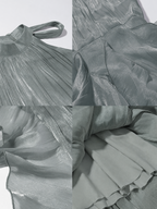 Damen Maxi-Abendkleid in Greige aus glänzendem Satin, hochgeschlossen, ärmellos, A-Linie, mit gestuftem Rüschendetail